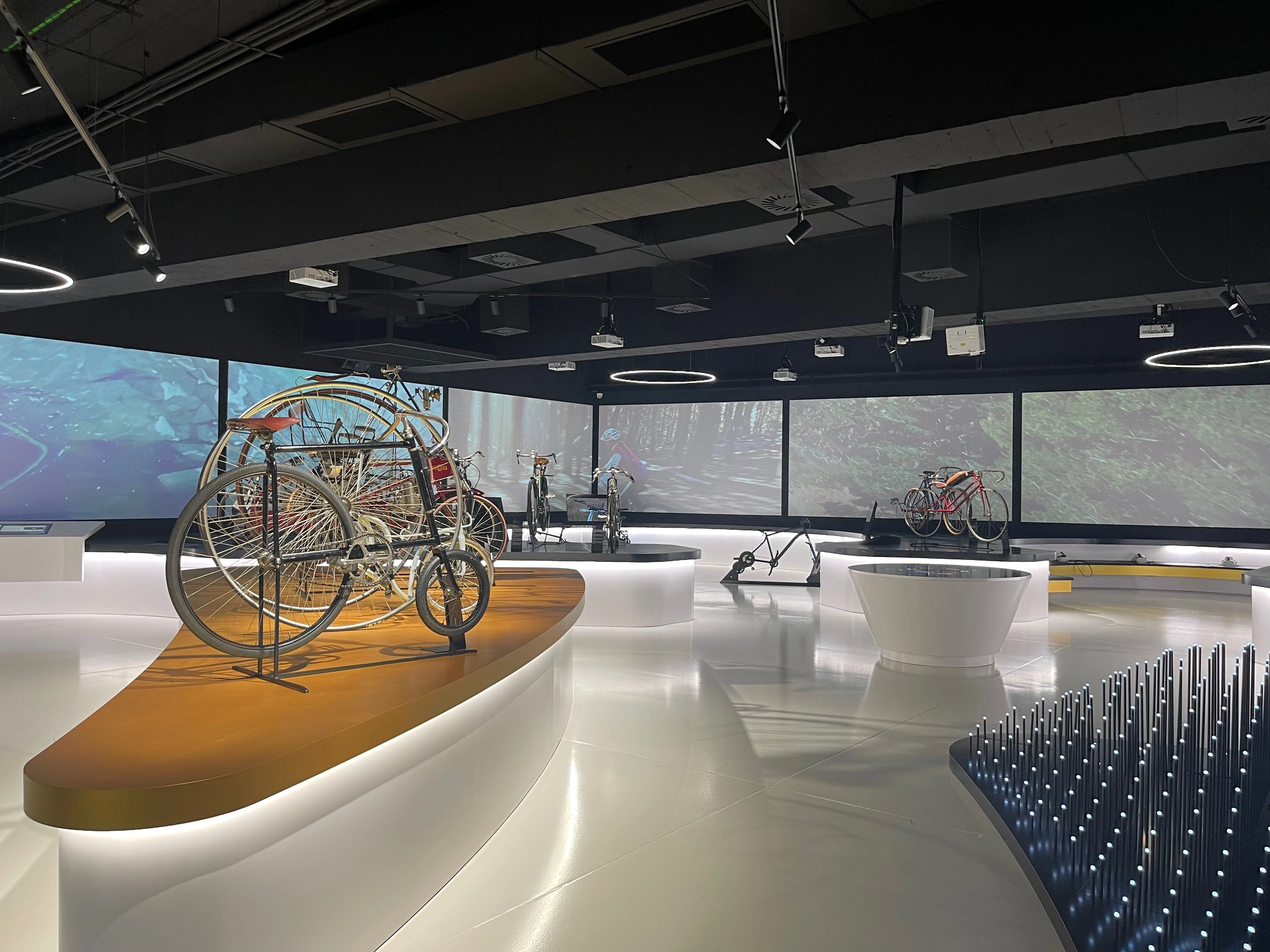 Efforts/Notes/loesvanmierlo.com/attachments/off-the-beaten-track-andorra-s-quirky-bicycle-museum/bici-lab-space.webp